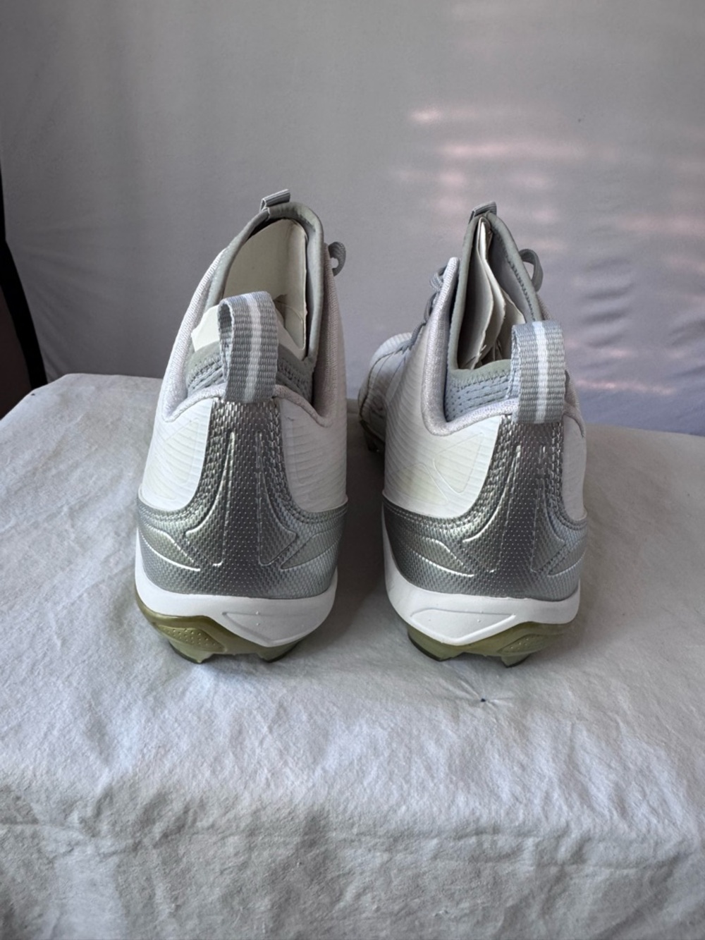 Under Armour Mens Light Gray Athletic Football Cleats with Subtle Lime Trim - Picture 3 of 7
